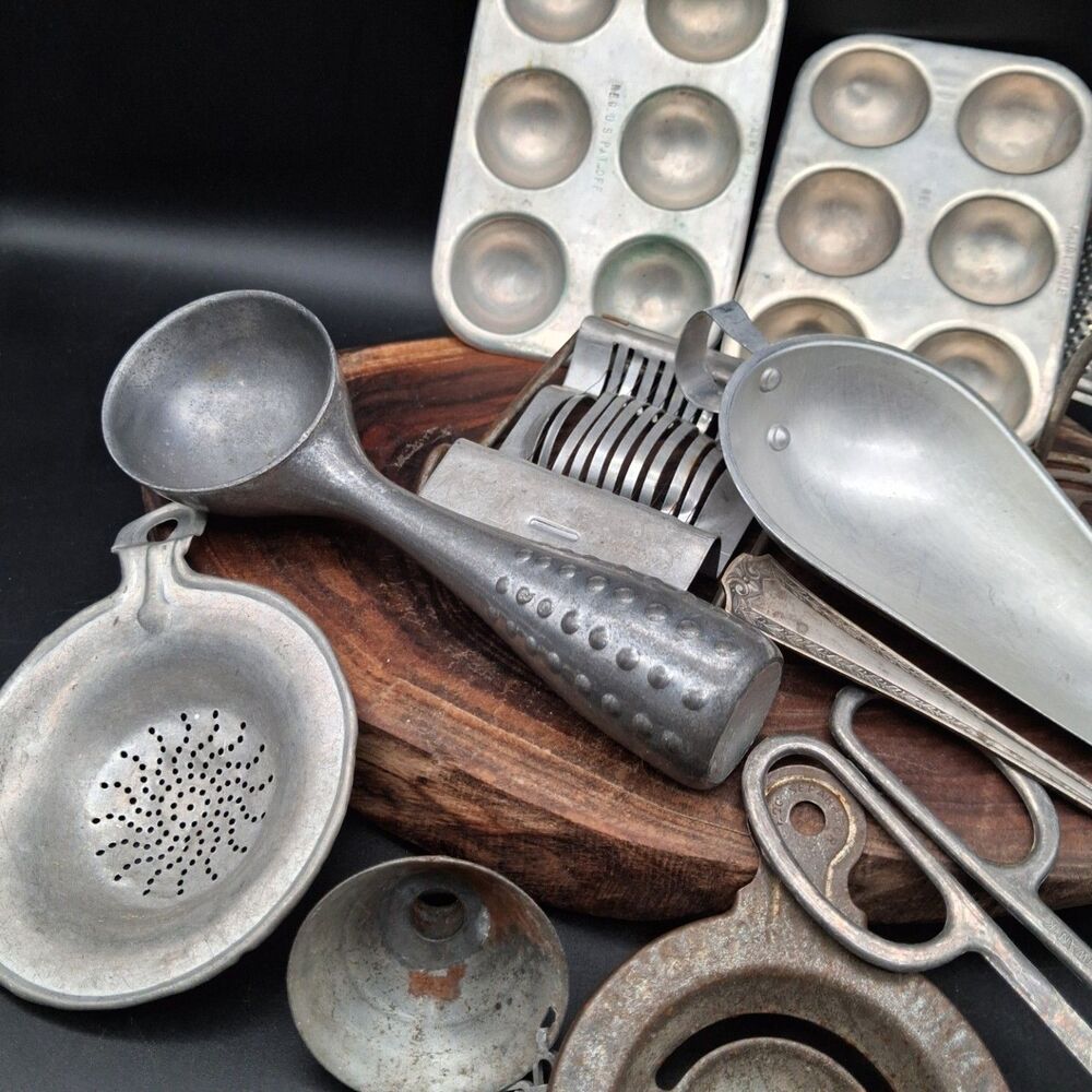 Vintage Kitchen Utensil Lot Aluminum Tin Farmhouse Decor Scoops Molds Strainers - Picture 5 of 9
